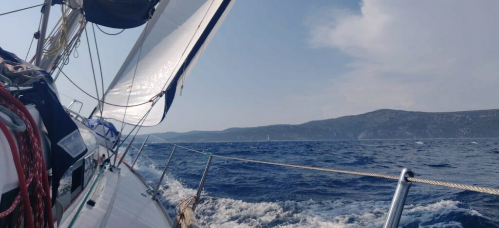 Sotto vela - white wake sailing